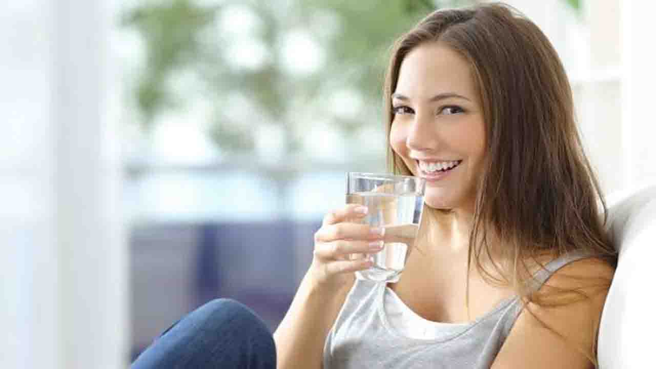 Minum Air Putih Bisa Mengurangi Jerawat? Ini Faktanya