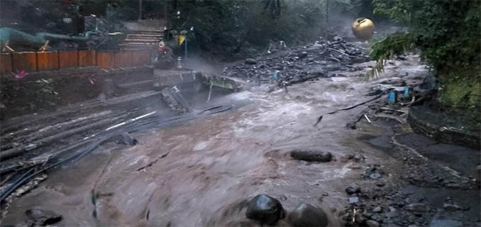 Wisata Guci Tegal Diterjang Banjir Bandang Besar